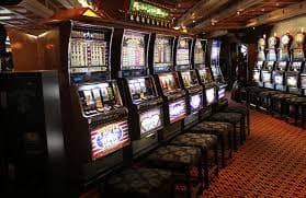 Suasana meja Live Casino VN7777 dengan dealer cantik streaming langsung